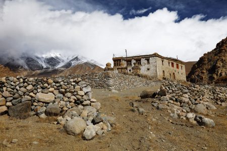 Ein Haus in Ulley - ein typisches altes Haus in dem die meisten Ladakhis heutzutage wohnen.